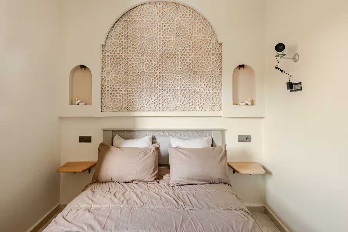 2 عدّة غرف نوم ومكواة/لوح كي وواي فاي وملاءات أسرّة