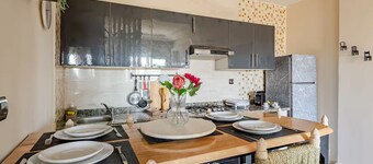 APT-Cinema Pool-Free Parking-Gym-Netflix