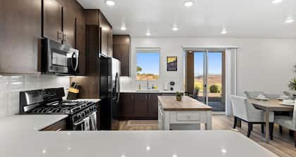 New! 4BR, 3.5B, Pool, Water Slide, Hot Tub, PS5, Playground, Pickleball