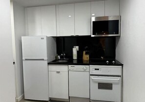 雪櫃、微波爐、焗爐、爐具