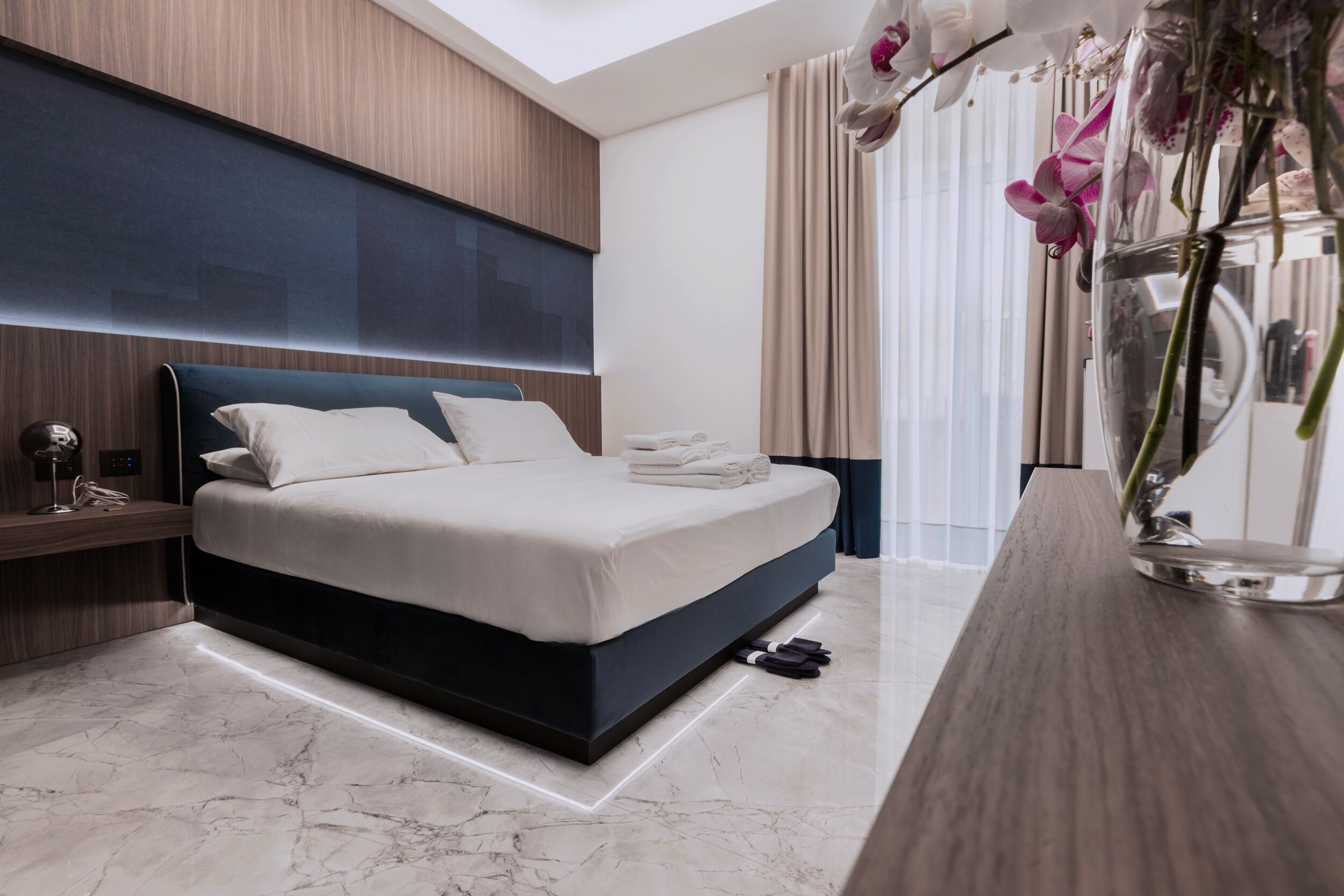 Egyptian cotton sheets, premium bedding, minibar, in-room safe