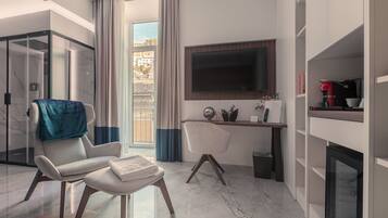 Camera Standard, balcone, vista città | Una cassaforte in camera, una scrivania, postazione laptop