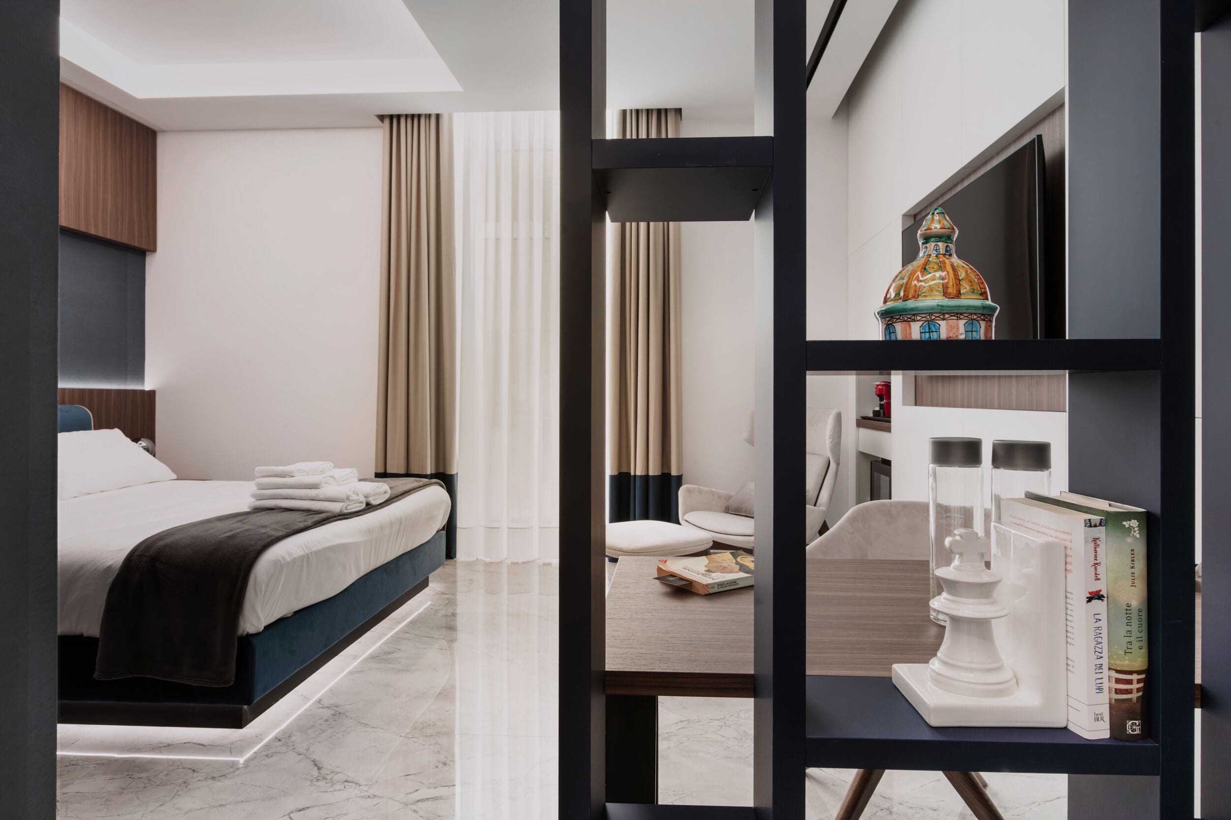 Caja de seguridad en la habitación y escritorio 