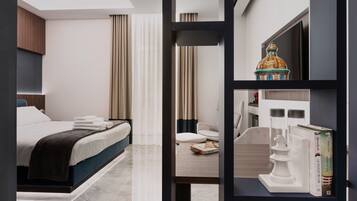 Camera Standard, balcone, vista città | Una cassaforte in camera, una scrivania, postazione laptop