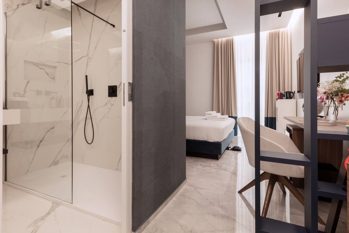 Standard Room, Balcony | Egyptian cotton sheets, premium bedding, minibar, in-room safe