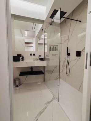 Standard Room, Balcony, City View | Bathroom | Shower, hair dryer, slippers, towels - ViaRomaHome (Salerno)