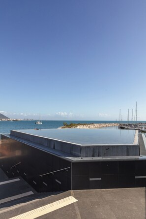 A rooftop terrace with a view of the sea and a marina. - ViaRomaHome (Salerno)