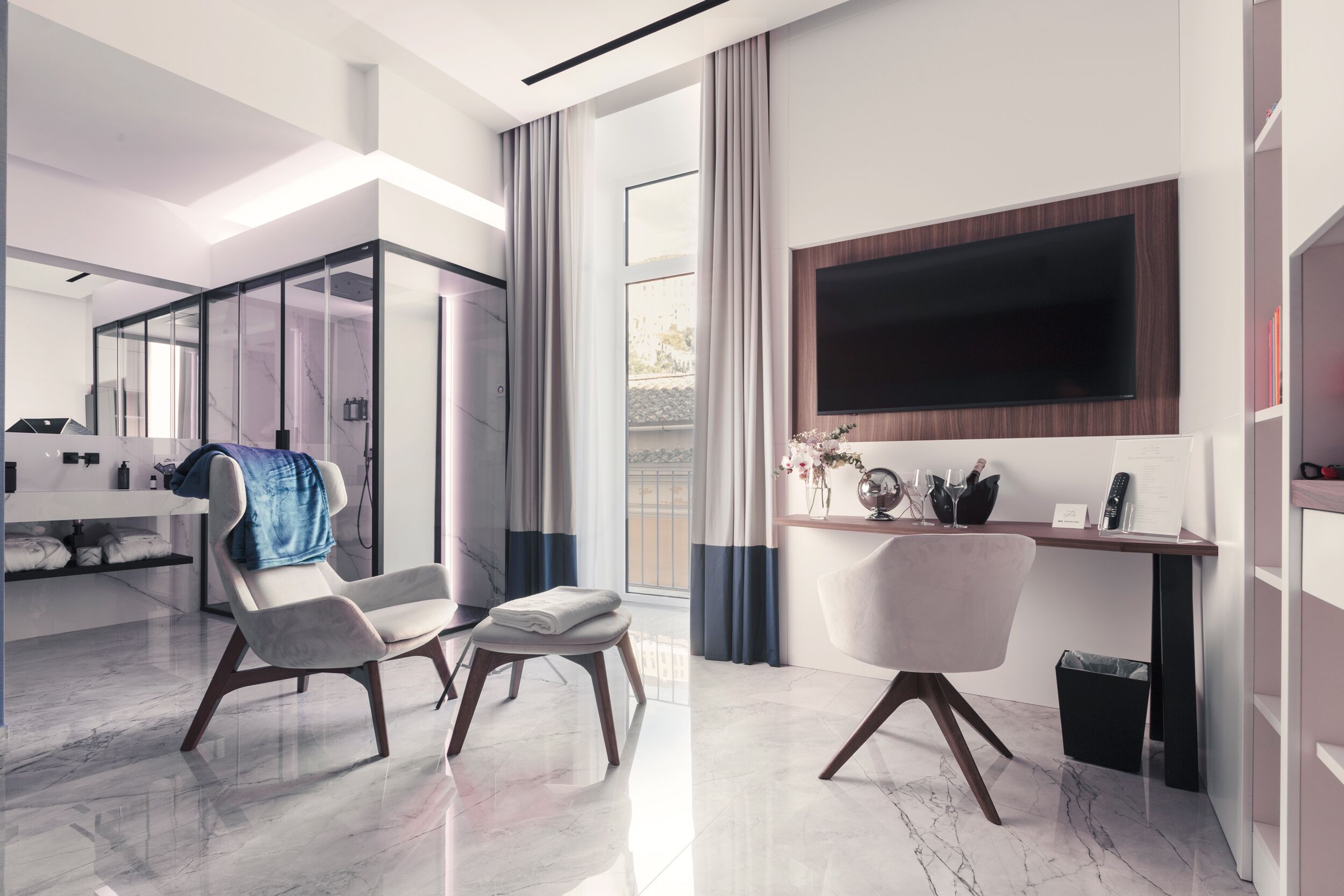 Habitació doble superior, balcó, vistes a la ciutat | Llençols de cotó egipci, roba de llit d'alta qualitat i minibar 