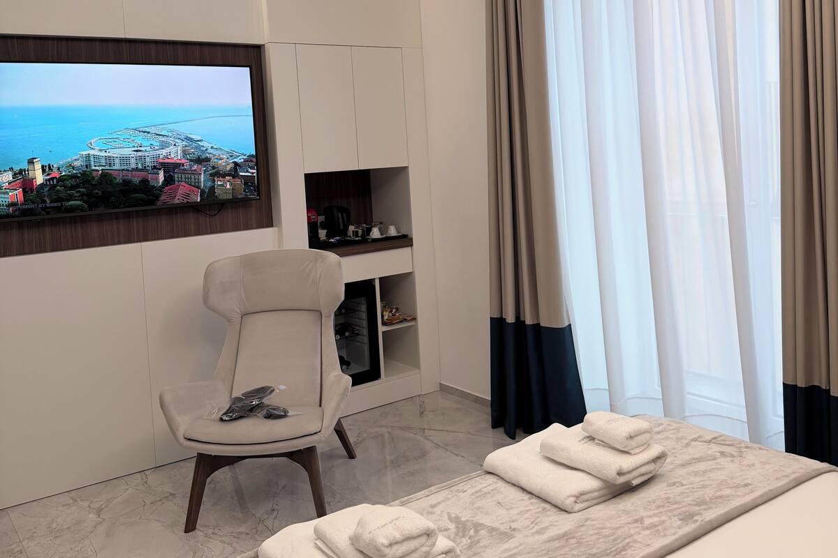 Standard Room, Balcony, City View | Egyptian cotton sheets, premium bedding, minibar, in-room safe