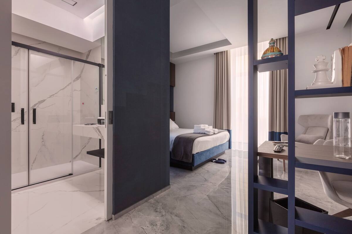 Standard Room, Balcony, City View | Egyptian cotton sheets, premium bedding, minibar, in-room safe