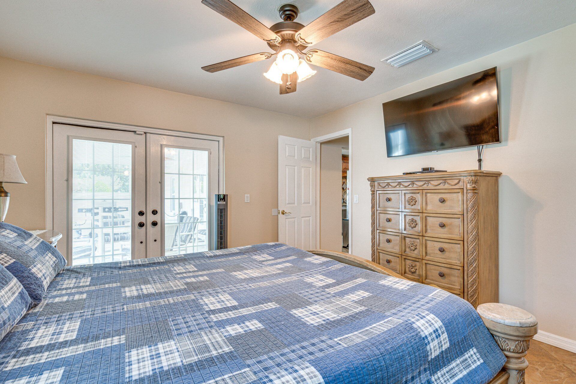 3 slaapkamers, een strijkplank/strijkijzer, wifi, beddengoed