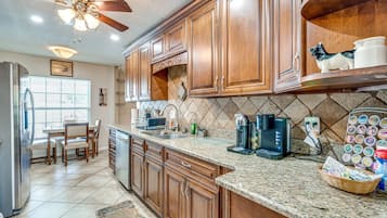 Een magnetron, een oven, een kookplaat, een vaatwasser