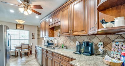 3-bedroom - 5 Beds- 2 Bathroom w/ Heated Pool in Beautiful Tampa, Florida