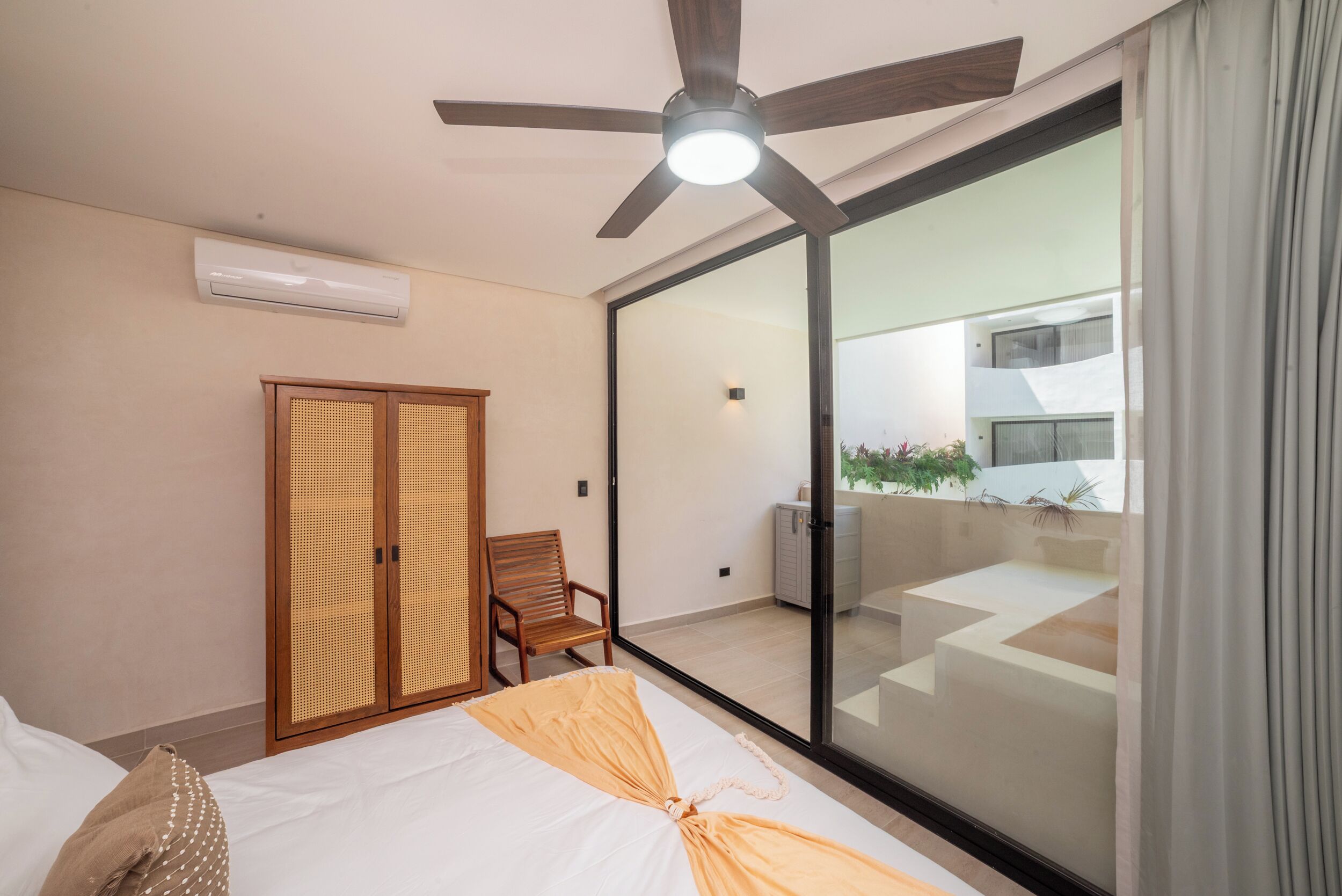 Loft with Coworking space 5 minutes from the beach | Free WiFi, bed sheets