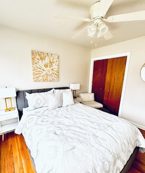 3 habitaciones, tabla de planchar con plancha, internet y ropa de cama