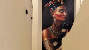 Una escalera con un cartel grande de una persona con vestimenta tradicional.