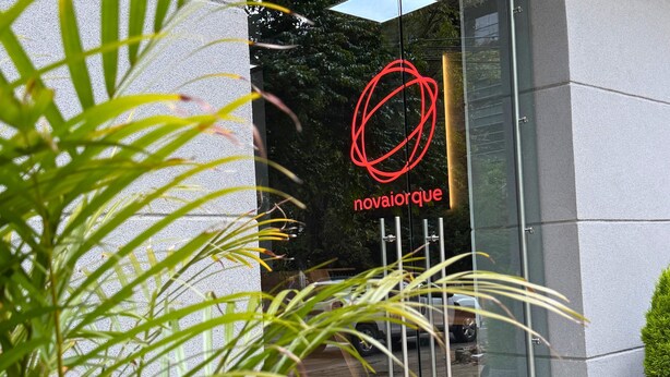 A modern building with a glass facade and a logo that reads "novaioque". - Nova Iorque Suites by Avia Suites (Bogotá)