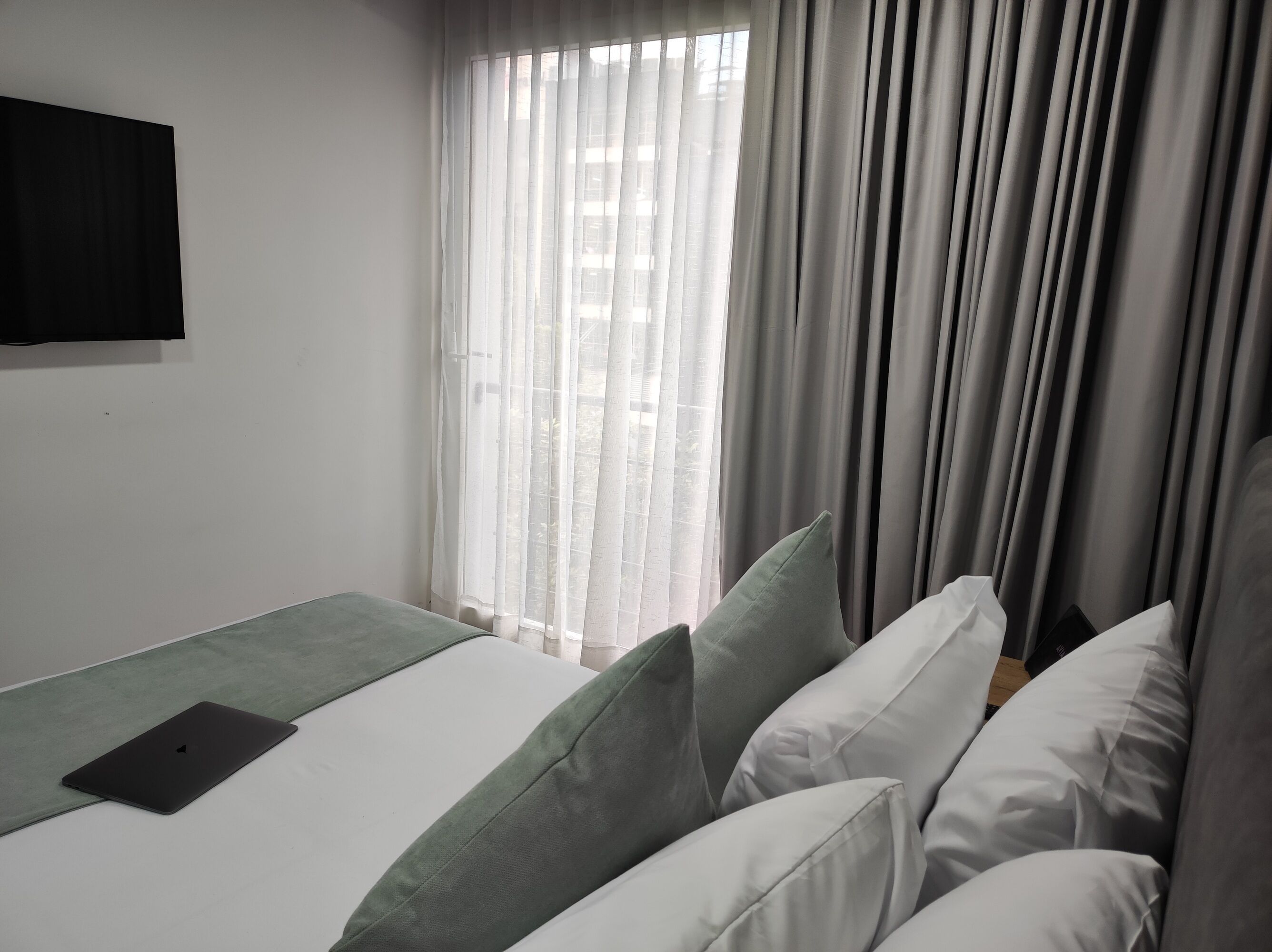 Svit Standard - 1 queensize-säng - utsikt mot staden | Värdeförvaringsskåp på rummet, strykjärn/strykbräda och gratis wi-fi