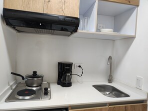 Suite estándar | Cocina privada | Microondas, parrilla de estufa, lavavajillas y utensilios de cocina 