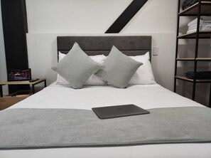 Suite Standard | Coffres-forts dans les chambres, fer et planche à repasser