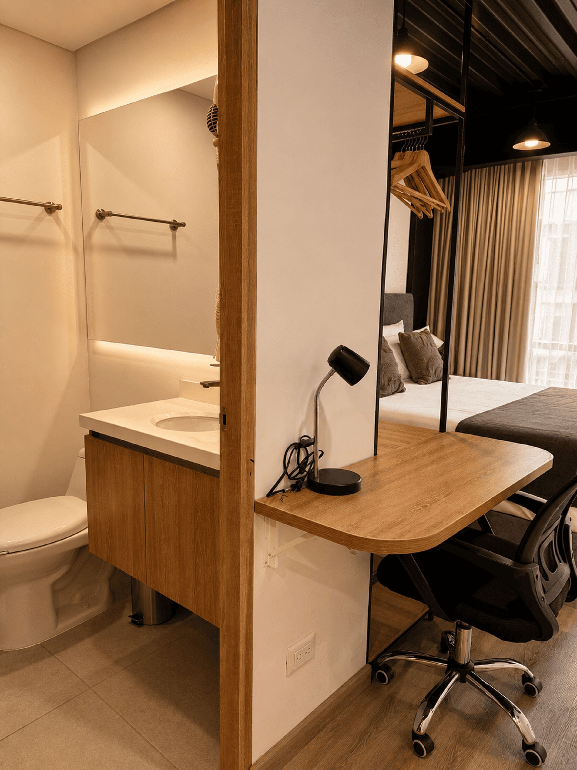 Un baño moderno con tocador de madera, inodoro y zona de ducha.