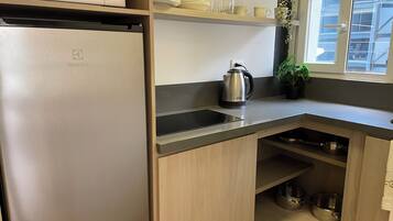 Habitación Deluxe, 1 cama Queen size y sofá cama, vista a la ciudad | Cocina privada | Microondas, parrilla de estufa, lavavajillas y utensilios de cocina