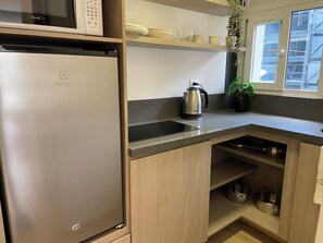 Deluxe Room, 1 Queen Bed with Sofa bed, City View | Private kitchen | Microwave, stovetop, dishwasher, cookware/dishes/utensils - Nova Iorque Suites by Avia Suites (Bogotá)