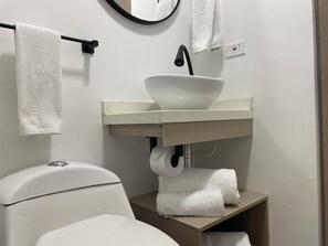 Suite de lujo | Baño | Regadera, secadora de cabello, toallas, jabón 