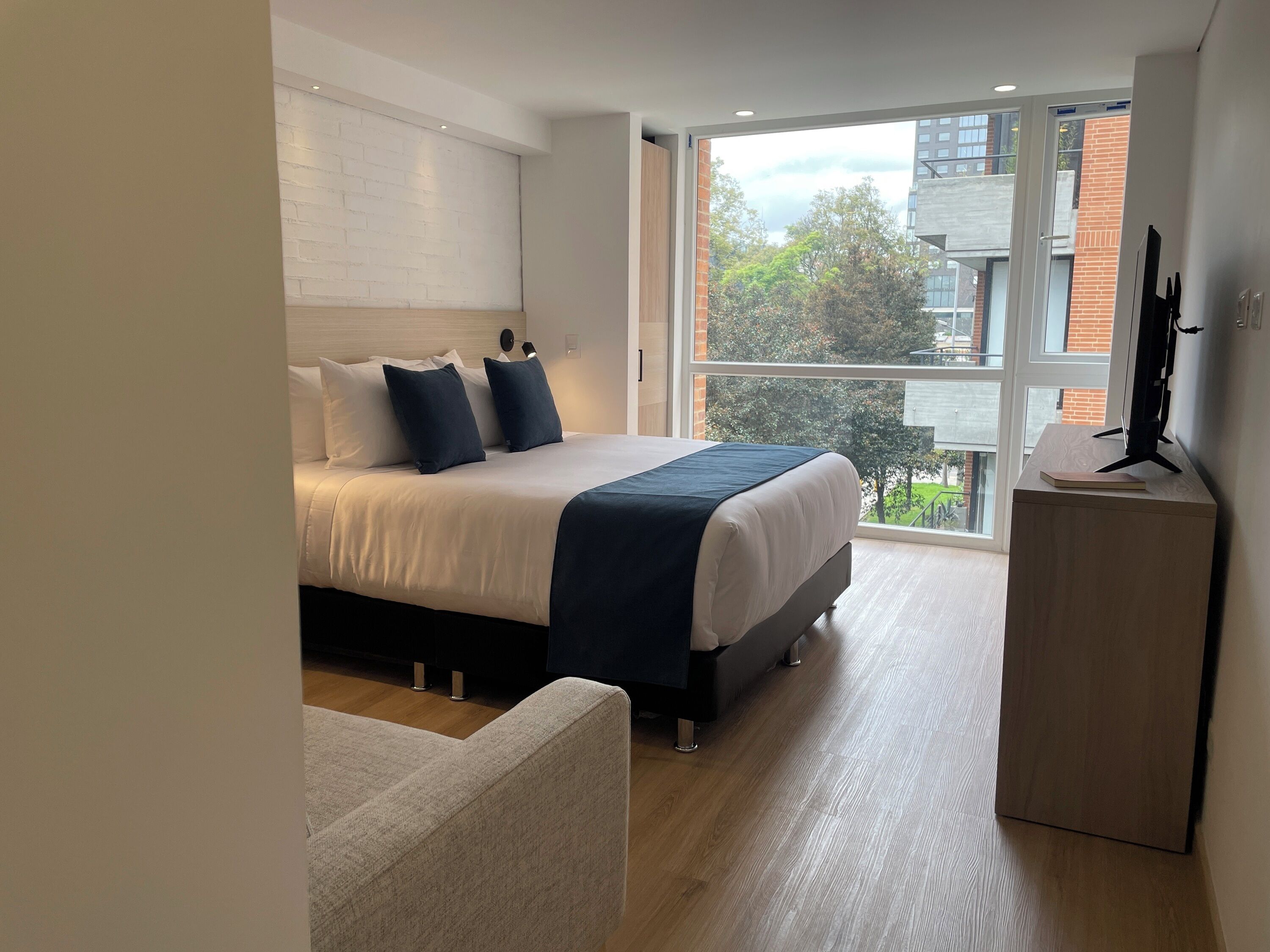 Deluxe-rum - 1 queensize-säng med bäddsoffa - utsikt mot staden | Värdeförvaringsskåp på rummet, strykjärn/strykbräda och gratis wi-fi