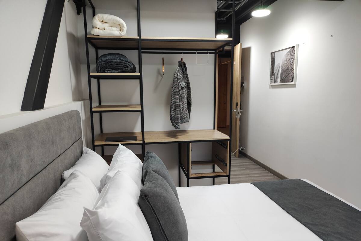 Suite estándar | Caja de seguridad en la habitación y tabla de planchar con plancha