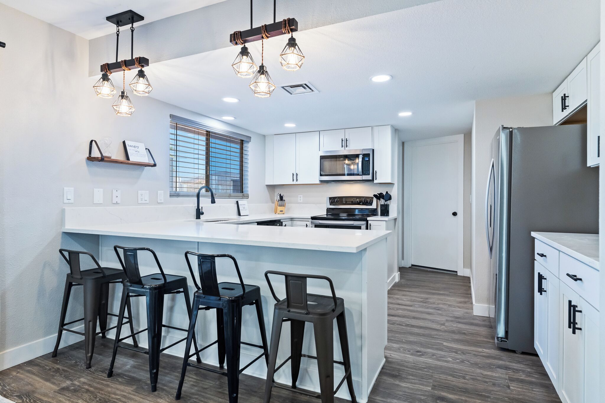 Køleskab, mikrobølgeovn, ovn, kogeplade