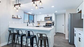 Køleskab, mikrobølgeovn, ovn, kogeplade