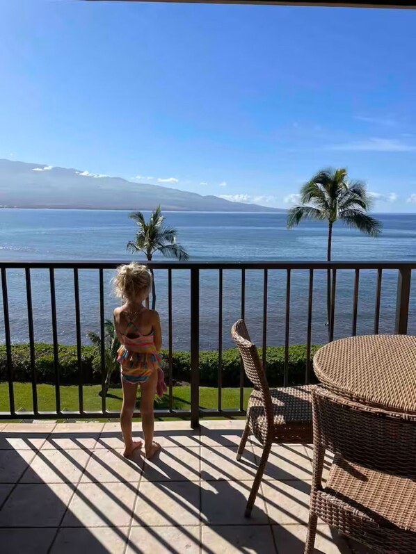 Outdoor dining - Relax in Style - Quiet, Air-Conditioned 2-Bedroom Condo in Sunny Maalaea (Wailuku)