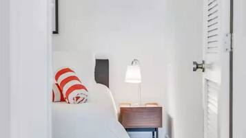 2 bedrooms, iron/ironing board, internet, bed sheets