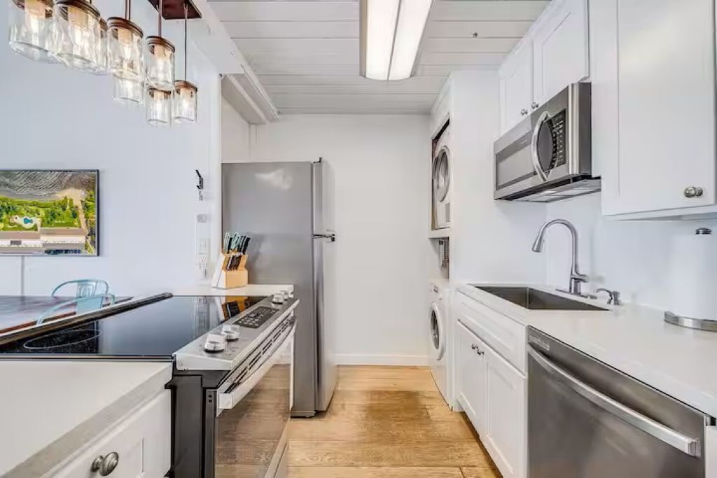 Mikrovågsugn, ugn, spishäll och diskmaskin