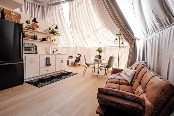 Living area - Sycamore Dome | Heart of Amish Country, OH! (Millersburg)