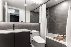 Hårtørrer, bidet, håndklæder, Sæbe