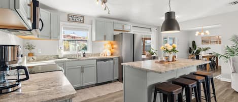 ثلاجة، ميكروويف، فرن، موقد طهي مسطح