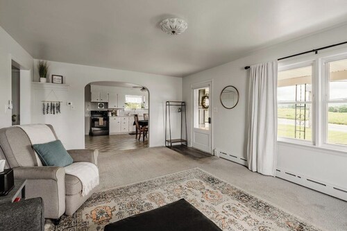 Cottage On Main | Playground + Fire Pit!