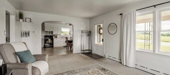 Cottage On Main | Playground + Fire Pit!