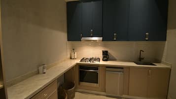 Deluxe Townhome, Balcony, City View | Private kitchen