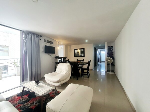 Deluxe resortwoning, balkon, uitzicht op de stad | Woonruimte