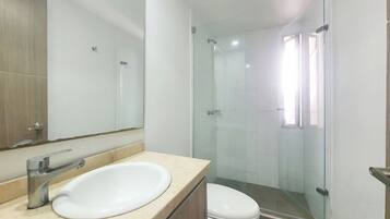 Deluxe-Stadtwohnung, Balkon, Stadtblick | Badezimmer | Badewanne und Dusche (separat), kostenlose Toilettenartikel