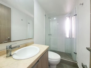 Deluxe-Stadtwohnung, Balkon, Stadtblick | Badezimmer | Badewanne und Dusche (separat), kostenlose Toilettenartikel