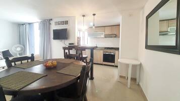 Deluxe-Stadtwohnung, Balkon, Stadtblick | Wohnbereich