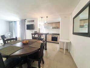 Deluxe-Stadtwohnung, Balkon, Stadtblick | Wohnbereich