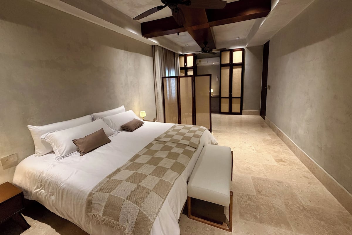 Deluxe Townhome, Balcony, City View | Desk, free WiFi