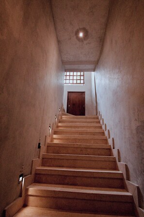 A staircase with wooden steps and a wooden door at the top. - Colonial loft in Cartagena old town (Cartagena)