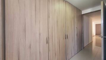 Deluxe-Stadtwohnung, Balkon, Stadtblick | Schreibtisch, kostenloses WLAN