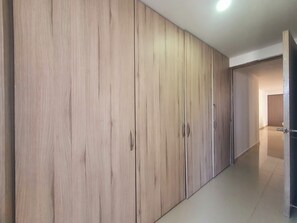 Deluxe-Stadtwohnung, Balkon, Stadtblick | Schreibtisch, kostenloses WLAN